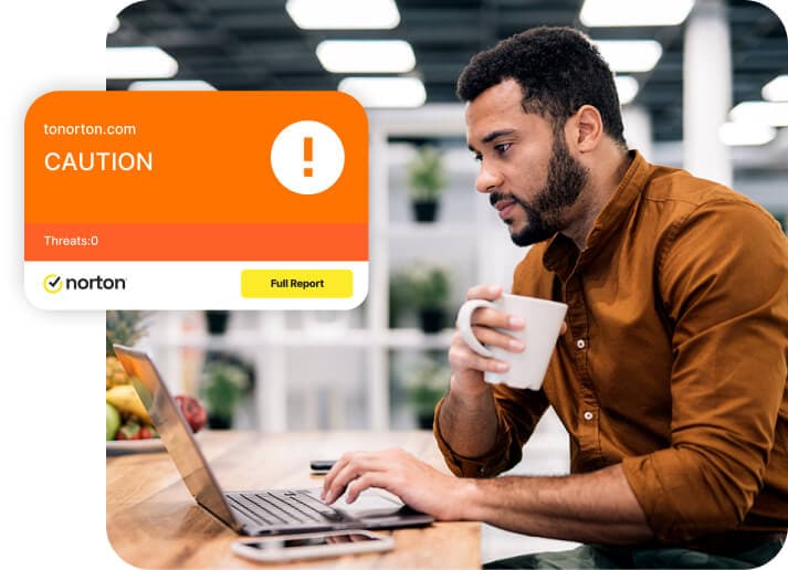 Norotn Safe Search'ü dizüstü bilgisayarında başlatırken kahve içen adam.